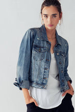 Load image into Gallery viewer, Vintage washed cropped denim jacket
