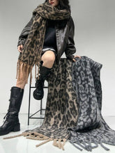 Load image into Gallery viewer, Scarvii - Vintage Warm Scarf with Leopard Print and Fringe
