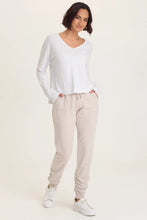 Load image into Gallery viewer, Long sleeve white high low hem shop fond du lac women’s boutique 
